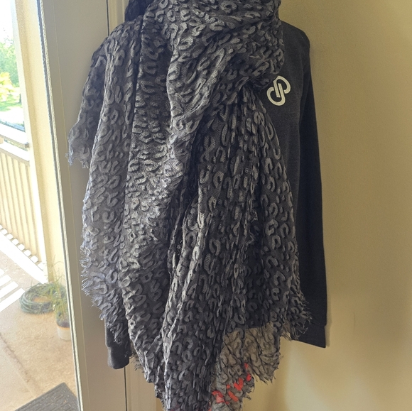 Like New Louis Vuitton Scarf Shawl - Picture 3 of 7